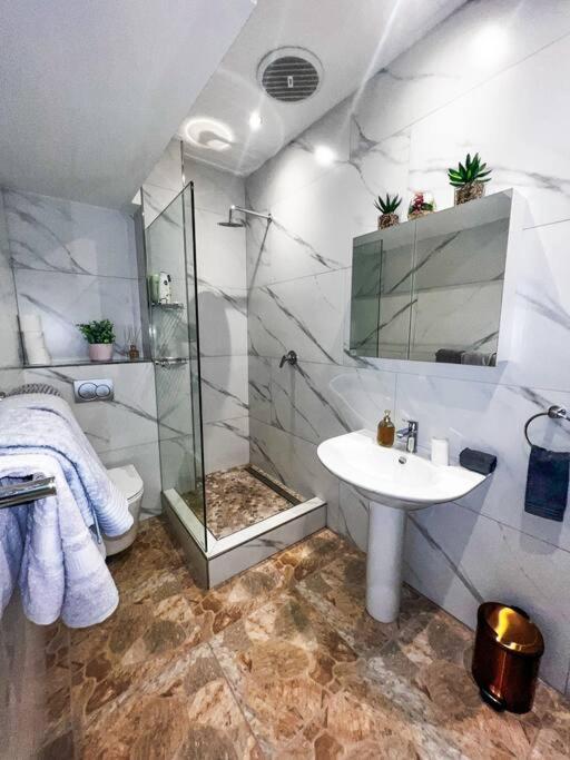 Cozy Two Bedroom Cpt Fully Equipped Cape Town